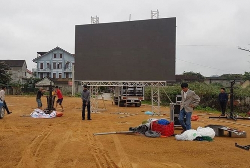Tại Hương Sơn, hành lắp đặt màn hình led 700in tại khu đất Trung tâm Dịch vụ Thương mại Phố Châu để phục vụ miễn phí người hâm mộ.