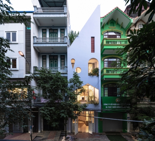 Ngôi nhà có diện tích 56 m2 (4x14) nằm ở khu đô thị Đại Kim, quận Hoàng Mai, Hà Nội có bề ngoài khá đặc biệt so với những ngôi nhà xung quanh nhờ hệ thống cửa sổ lạ, và phần mái vót nhọn.