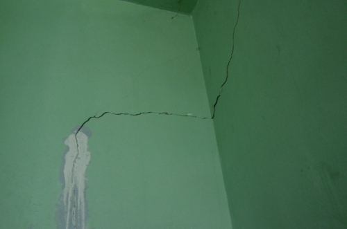  Vết nứt lớn trên tường nhà bà Võ Thị Câu