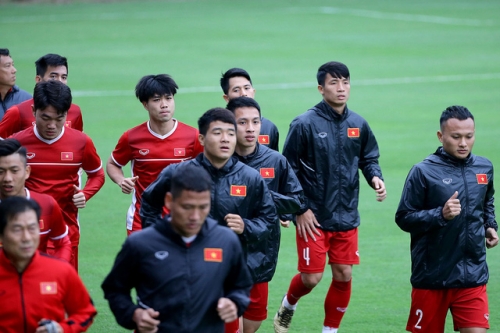 Các tuyển thủ Việt Nam làm quen với cái rét ở Hà Nội - Ảnh: Gia Hưng