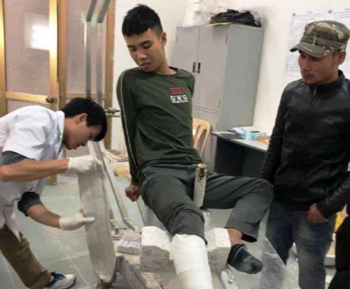 Đối tượng Nguyễn Trung Anh được đưa đi băng bó chữa trị sau khi nhảy từ tầng 3 trường tiểu học Lương Khánh Thiện xuống đất