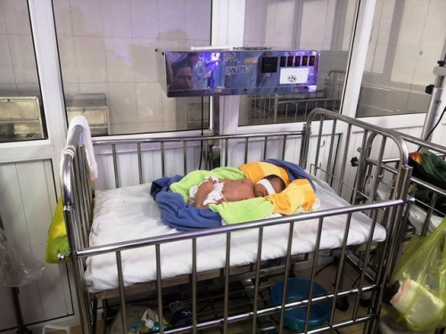 Bé gái bị bỏ rơi hiện đang được chăm sóc đặc biệt tại khoa sơ sinh của bệnh viện Sản - Nhi Nghệ An.