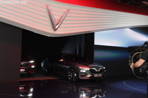 Mẫu sedan VinFast Lux A2.0 ra mắt tại Paris Motor Show 2018 sở hữu ngoại hình màu xám, nội thất được bọc da nâu sẫm.