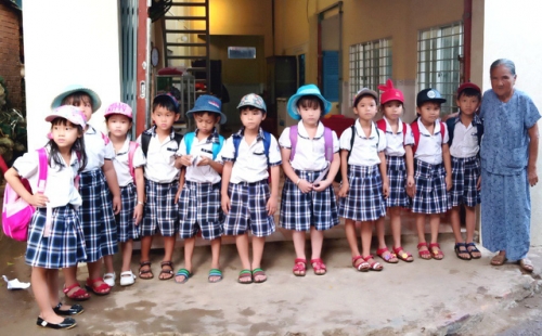Hơn 18 năm nay, bà Phan Thị Hai dẫn các em học sinh từ lớp 1-5 từ nhà đến trường.