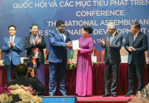 Ngài Martin Chungong - Tổng thư ký Liên minh Nghị viện thế giới đã trao bảng tiếng Việt Bộ Công cụ tự đánh giá SDGs đến Chủ tịch Quốc hội Nguyễn Thị Kim Ngân