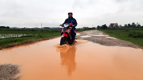 Mỗi khi mưa xuống, nước phủ hết cả mặt đường. Các phương tiện lưu thông rất khó khăn. Ảnh: P.V