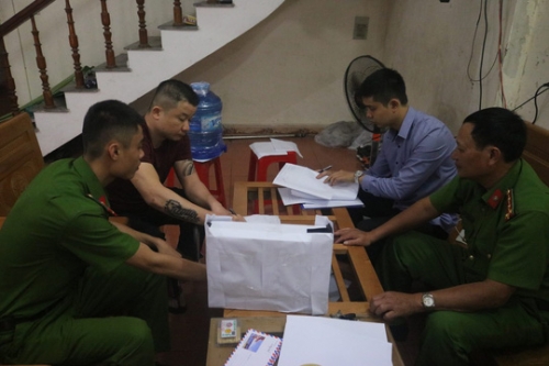 Lực lượng chức năng tiến hành khám xét cơ sở hoạt động tín dụng đen của Nguyễn Duy Khôi - Ảnh: Công an TP Hà Tĩnh