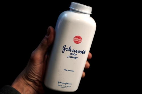 Sản phẩm phấn rôm của Johnson & Johnson dính phải hàng nghìn vụ kiện cáo buộc chứa chất gây ung thư. Ảnh: Reuters.