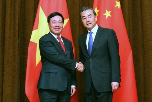 Phó Thủ tướng Phạm Bình Minh và Bộ trưởng Ngoại giao Trung Quốc Vương Nghị (ảnh: Báo quốc tế)