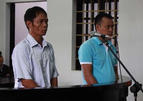 Bị cáo Lê Đình Trọng (trái) tiếp tục kêu oan tại tòa phúc thẩm