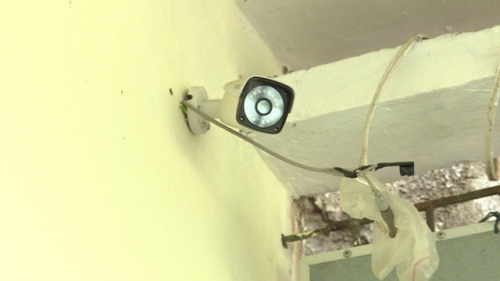Một trong những chiếc camera mà Nguyễn Hoài Bắc lắp đặt xung quanh nhà mình để trợ giúp việc mua bán ma túy (Ảnh: Công an tỉnh Hưng Yên).