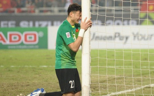Bức ảnh đầy xúc động của Văn Lâm sau khi giành chức vô địch AFF Cup 2018
