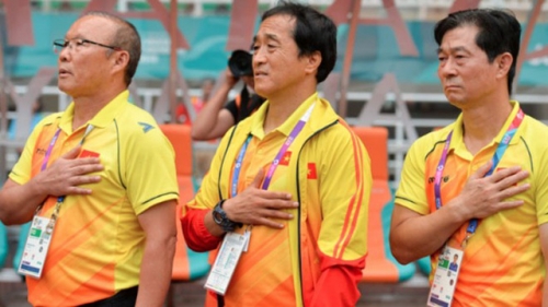 Trợ lý Bae Ji Won (phải) không tham gia Asian Cup 2018 cùng HLV Park Hang Seo