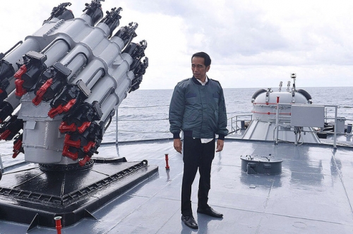 Tổng thống Joko “Jokowi” Widodo đứng trên một tàu hải quân Indonesia (Ảnh: Reuters)