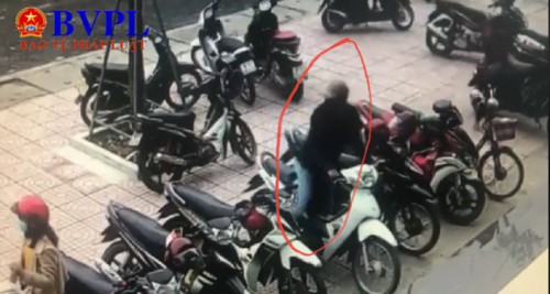 Một trong hai đối tượng đã trộm thành công chiếc xe máy của người dân vào giao dịch phí trong ngân hàng (ảnh: cắt từ clip camera)