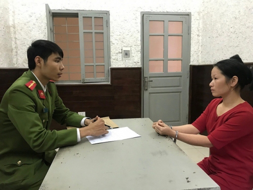 Trịnh Thị Thịnh làm việc tại cơ quan điều tra (Ảnh: Thanh Tuấn).