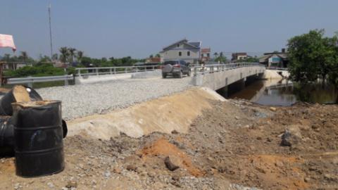 Cầu Ải qua xã Kỳ Khang, huyện Kỳ Anh, Hà Tĩnh nứt toác sau vài ngày thông xe.