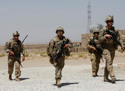 Lính Mỹ tuần tra tại căn cứ Quân đội quốc gia Afghanistan ở tỉnh Logar hồi tháng 8. Ảnh: Reuters.