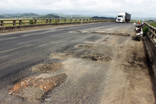 Quốc lộ 1 đoạn qua tỉnh Phú Yên hư hỏng nặng trong thời gian qua (ảnh: Trung Thi)