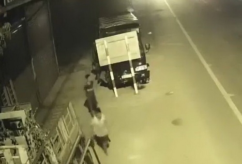 Hai thiếu niên bỏ chạy khi ôtô tải gây tai nạn tại huyện Long Thành. Ảnh: Cắt từ video.