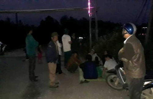 Người dân xã Vân Sơn kéo nhau ra đường chặn xe nghi chở hóa chất độc hại
