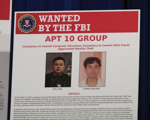 Ảnh 2 công dân Trung Quốc thuộc nhóm tin tặc APT 10 bị nghi ngờ tiến hành các cuộc tấn công mạng toàn cầu do Bộ Tư pháp Mỹ công bố trong cuộc họp báo ngày 20/12. (Ảnh: AP)