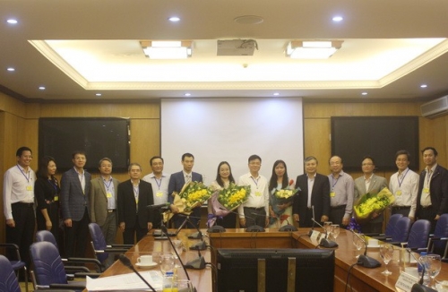 Bộ trưởng Bộ Tư pháp Lê Thành Long tặng hoa cho các ứng viên dự thi (Ảnh: BTP).