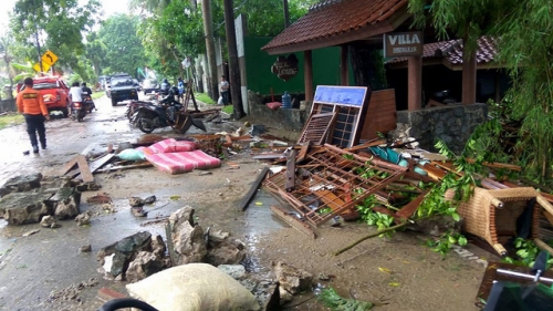 Cảnh tượng tan hoang sau sóng thần tại Indonesia (Ảnh: AFP)