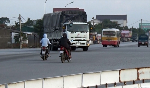 Tính mạng người dân thường nhật bị đe dọa khi qua ngã tư này