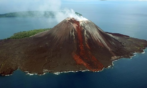Núi lửa Anak Krakatau bắt đầu phun trào từ tháng 6 năm nay. Ảnh: Tempo.