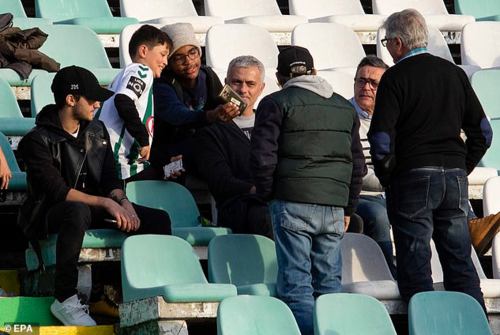 Jose Mourinho chụp ảnh cùng các fan nhí. Ngồi bên trái ông là con trai Jose Mario (đội mũ lưỡi trai đen), bên phải là trợ lý trợ lý Ricardo Formosinho cũng đã rời Man Utd sau khi Quỷ Đỏ thua 1-3 trong trận gặp Liverpool hôm 16/12. Ảnh: EPA.