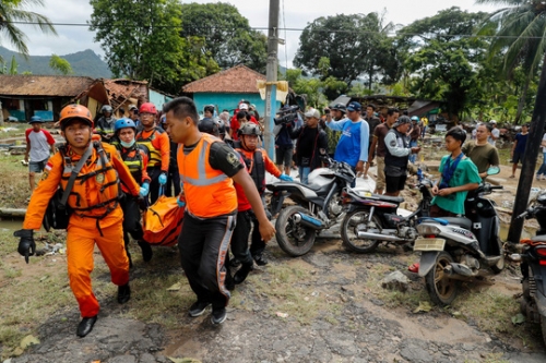 Lực lượng cứu hộ vận chuyển túi đựng thi thể nạn nhân sóng thần tại Pandeglang, tỉnh Banten - Indonesia hôm 24-12 Ảnh: REUTERS