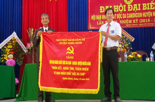 Ông Phan Văn Hiếu (phải) trong một sự kiện tại huyện Nghĩa Hành. Ảnh: UBND huyện Nghĩa Hành