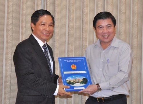 Chủ tịch UBND TP Nguyễn Thành Phong trao Quyết định bổ nhiệm ông Lê Nguyễn Minh Quang làm Trưởng ban Ban Quản lý đường sắt đô thị TP hồi tháng 6-2016 (Ảnh: Phan Anh)