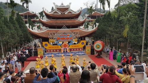 Những tháng đầu năm, Chùa Hương thu hút hàng vạn du khách đến tham quan