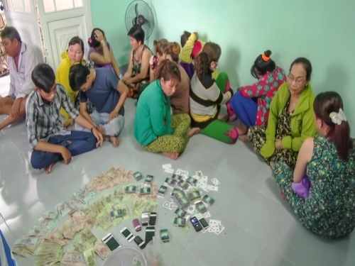 11 quý bà ở Vĩnh Long tham gia đánh bạc bị công an phát hiện