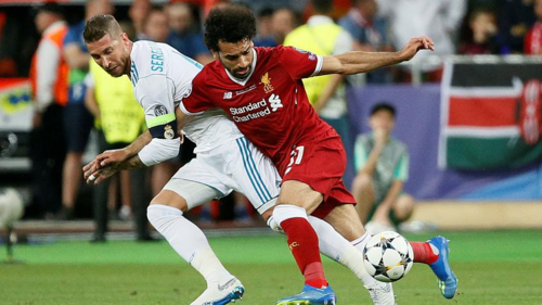 Pha va chạm với Ramos khiến Salah chịu ảnh hưởng lâu dài. Ảnh: Reuters.