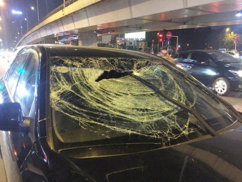 Chiếc xe ô tô hư hỏng nặng sau khi gây tai nạn - Ảnh: OFFB