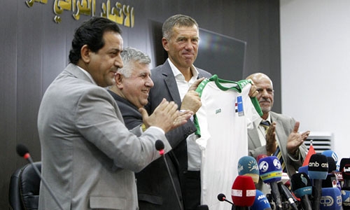 HLV Katanec (cầm áo) yêu cầu người hâm mộ Iraq bình tĩnh. Ông cũng đặt mục tiêu giành vé dự World Cup 2022.