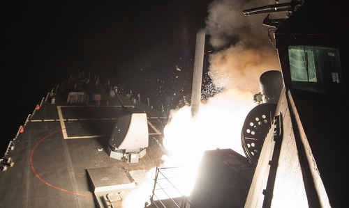 Tàu khu trục Mỹ phóng tên lửa hành trình Tomahawk vào lãnh thổ Syria năm 2017. ảnh: US Navy.