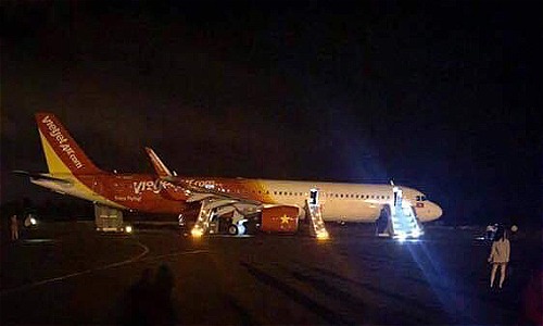 Máy bay gặp sự cố và dừng lại an toàn trên đường cất hạ cánh sân bay Buôn Ma Thuột tối 29/11. Ảnh: Lê Văn.