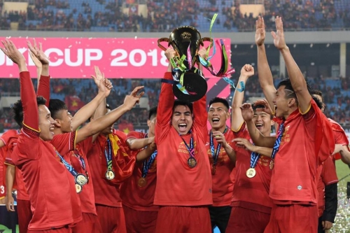 Giấy phút hàng triệu con tim người hâm mộ bóng đá Việt Nam vỡ òa, khi đội tuyển Việt Nam giành chức vô địch AFF Cup 2018 sau 10 năm chờ đợi. Trong ảnh là tiền vệ Đức Huy đang nâng cao chiếc cúp vô địch cùng các đồng đội.