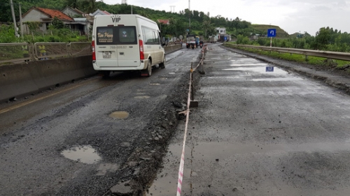 Nhiều đoạn đường trên Quốc lộ 1 qua Phú Yên hư hỏng nặng