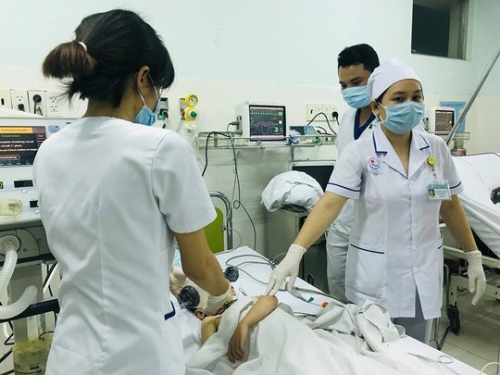 Cháu bé trong vụ tai nạn đang được cấp cứu tại bệnh viện (Ảnh: Bác sĩ Nha Trang)