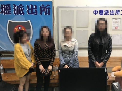 Bốn phụ nữ Việt Nam tới đầu thú lực lượng chức năng tại Đài Loan. Ảnh: Taiwan News