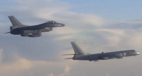 Một máy bay F-16 của Đài Loan bay gần một máy bay ném bom H-6 của Trung Quốc gần eo biển Bashi (Ảnh: Military News Agency)