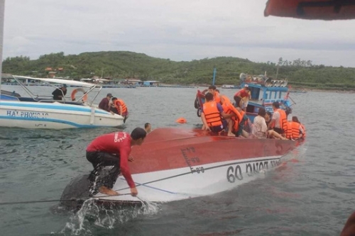 Vụ lật tàu ở Nha Trang, theo chủ tàu, là do bị vướng dây neo khi chạy - Ảnh: Thủy Nguyễn
