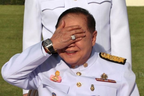 Phó Thủ tướng Thái Lan Prawit Wongsuwon bị phát hiện đeo đồng hồ xa xỉ không kê khai trong báo cáo tài sản khi ông vô tình đưa tay che nắng. (Ảnh: Bangkok Post)
