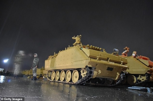 Xe tăng, binh sĩ Thổ Nhĩ Kỳ được tăng cường ở khu vực giáp biên giới Syria. (Ảnh: Getty)