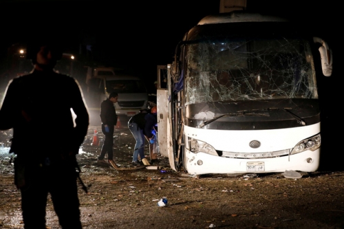 Chiếc xe chở các du khách Việt bị đánh bom tại tỉnh Giza (Ảnh: Reuters)